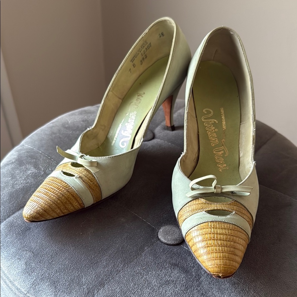 Vintage 1960s Women's Mint Green Suede & Alligator Heels